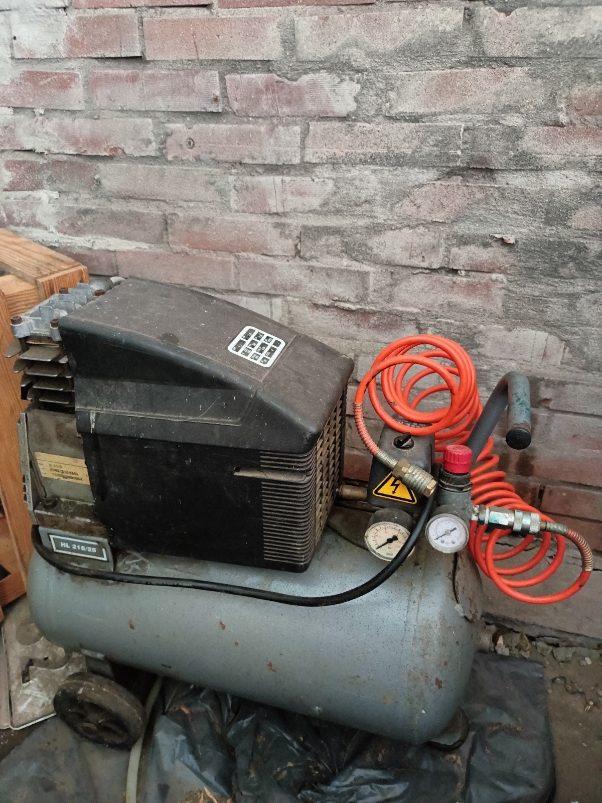 Gebruikte compressor - 1.1 kW, 1.5 HP, Doe-het-zelf en Verbouw, Compressors, Gebruikt, 6 tot 10 bar, Ophalen of Verzenden, Minder dan 200 liter/min