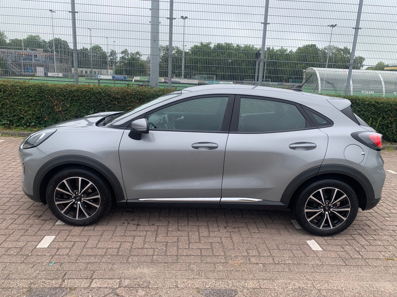 Ford Puma 1.0i Ecoboost Hybrid 125pk 2021 Grijs, Auto's, Voorwielaandrijving, Stof, Puma, Zwart