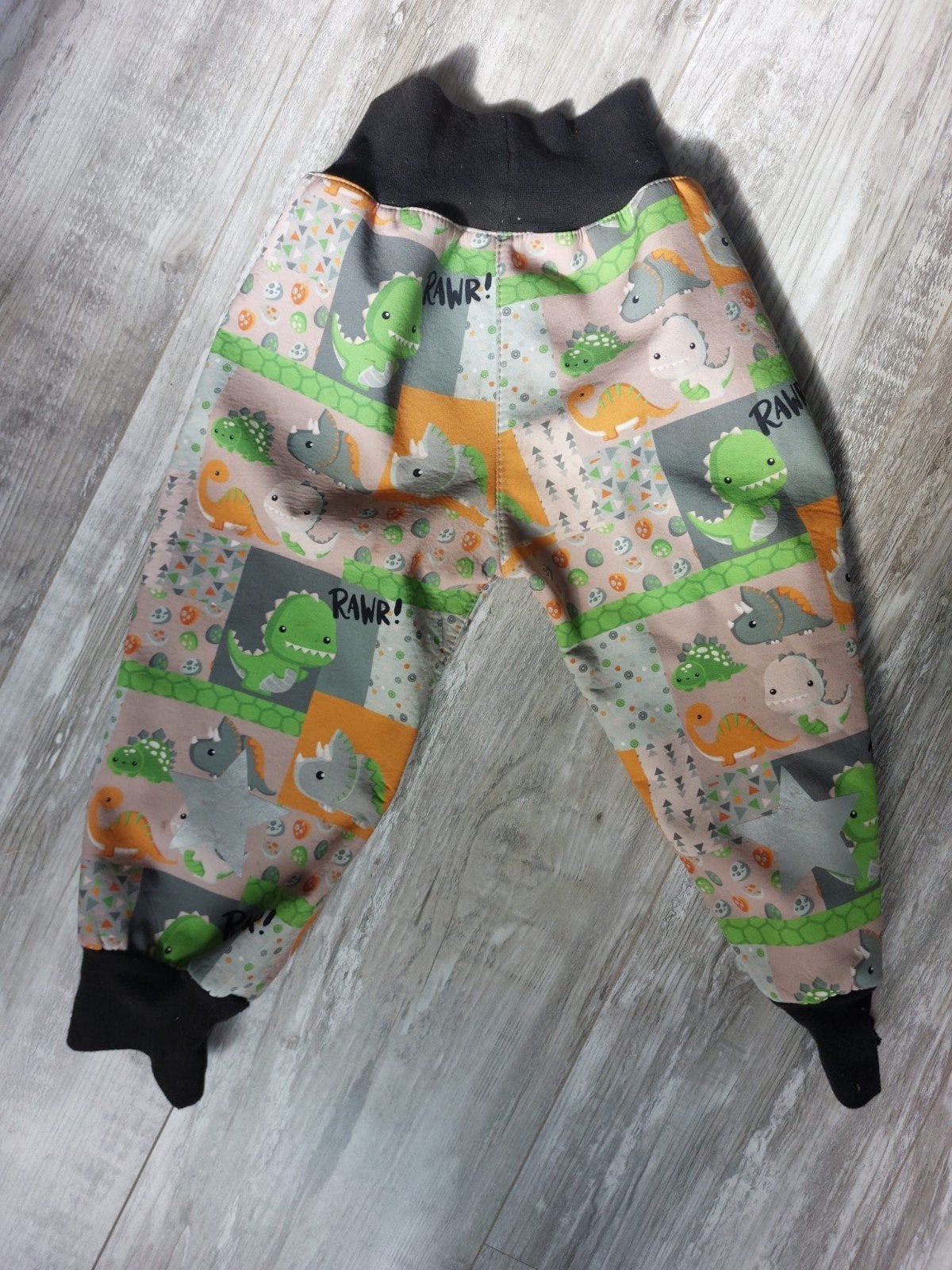 Leuke broek met dinoprint, maat 92, Kinderen en Baby's, Broek, Gebruikt, IEDM, Jongen of Meisje
