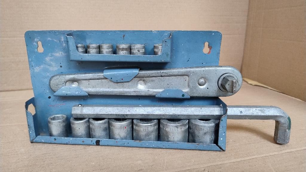 Oude dopsleutelset in wandhouder 16 delig, Ophalen of Verzenden