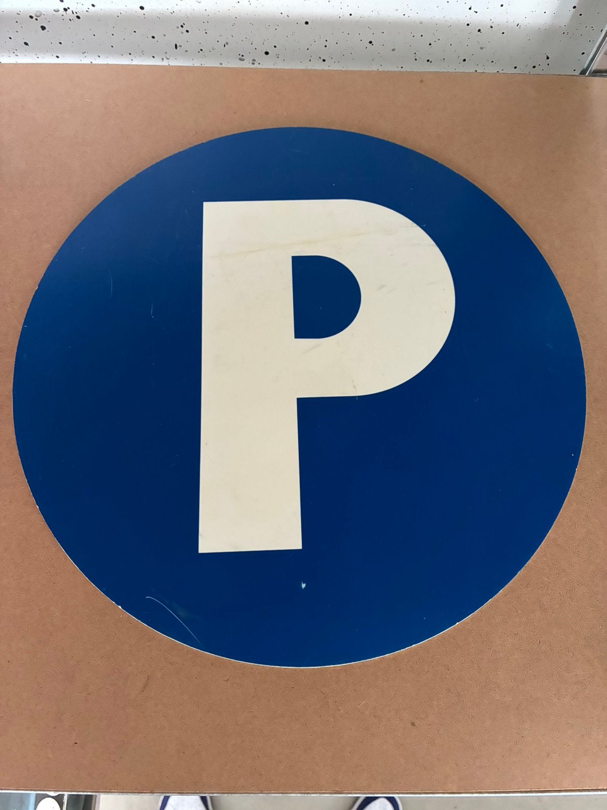 Blauw parkeerbord met witte 'P' leuk voor garage mancave, Ophalen of Verzenden, Zo goed als nieuw