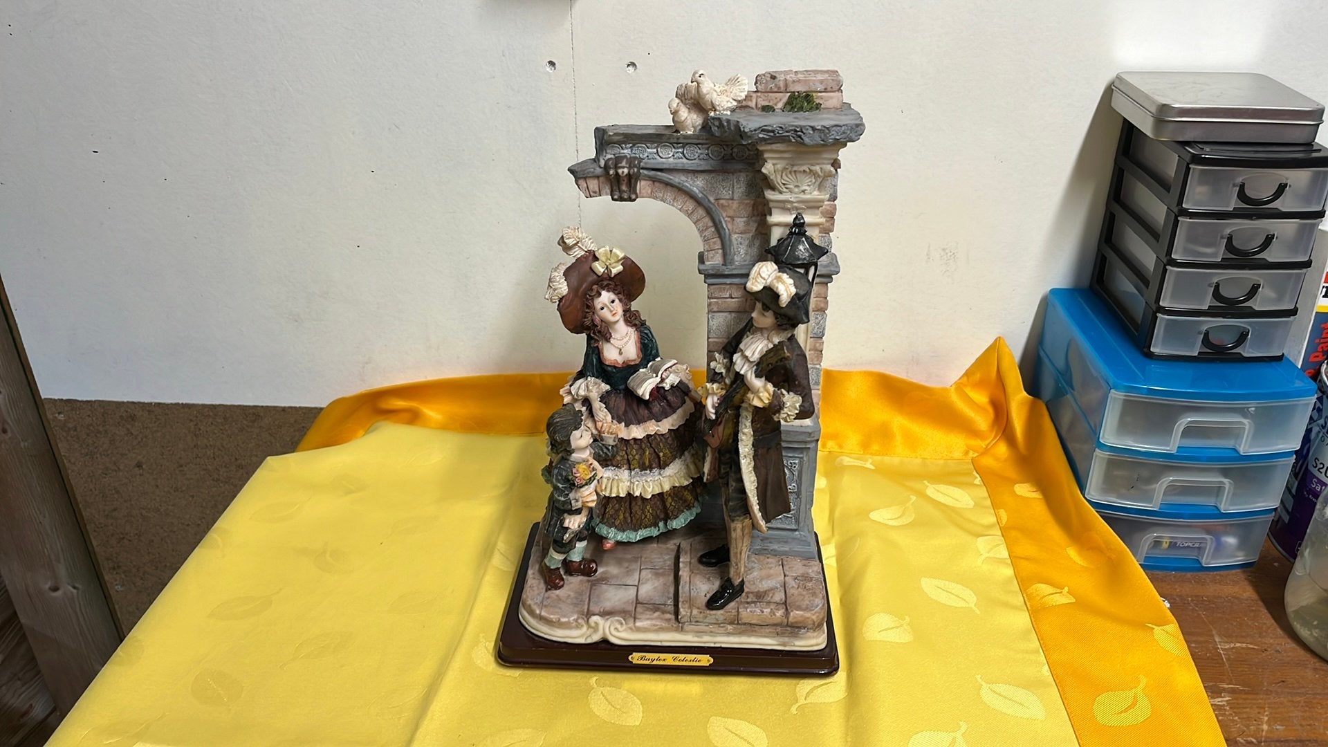 Vintage Decoratief porseleinen beeldje van een 18e-eeuws, Antiek en Kunst, Ophalen of Verzenden