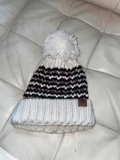 Witte muts met pompon en zwart-wit patroon, Ophalen of Verzenden