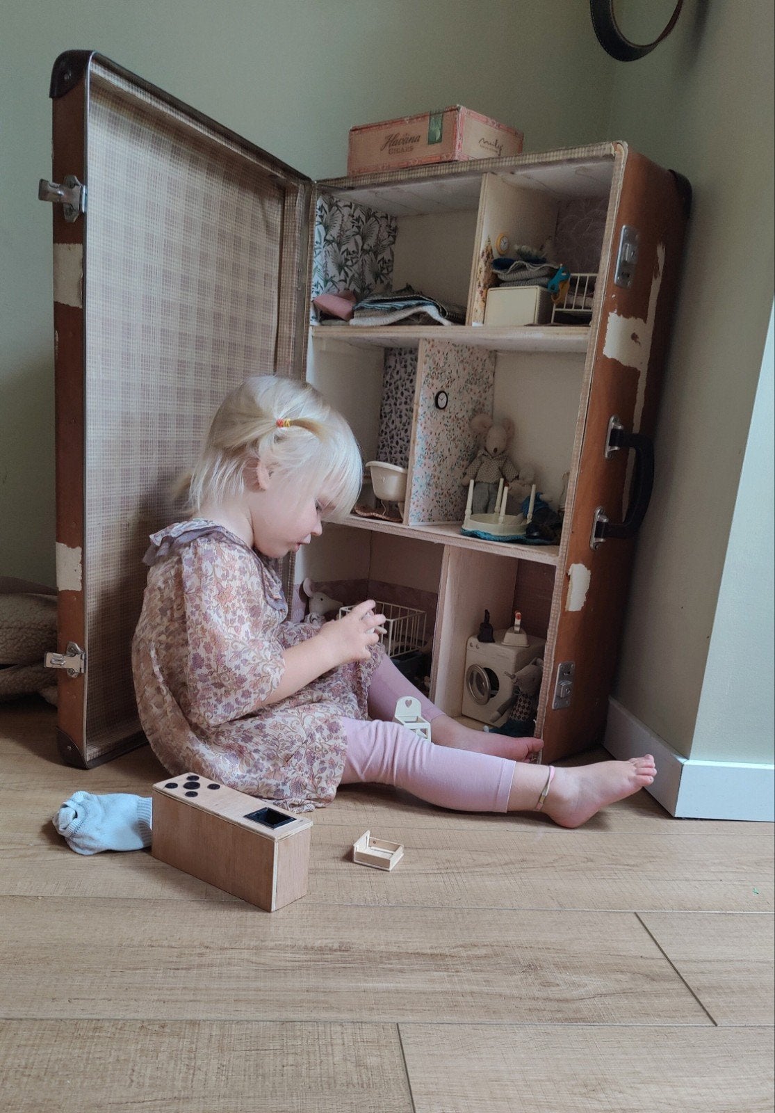 Handgemaakte poppenhuis in vintage koffer, Ophalen of Verzenden, Nieuw, Poppenhuis