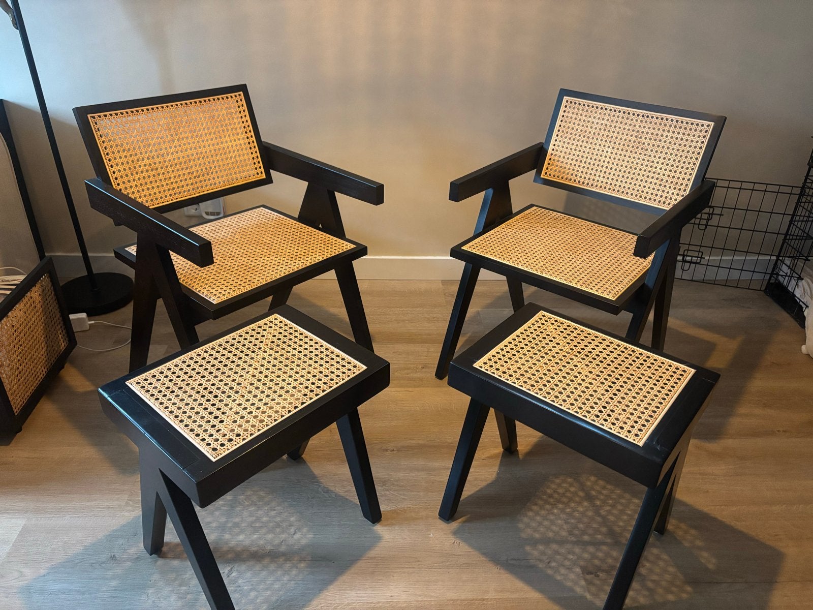 Sklum rotan set: 2 stoelen, 2 krukjes, lamp + krantenbak, Ophalen, Zo goed als nieuw