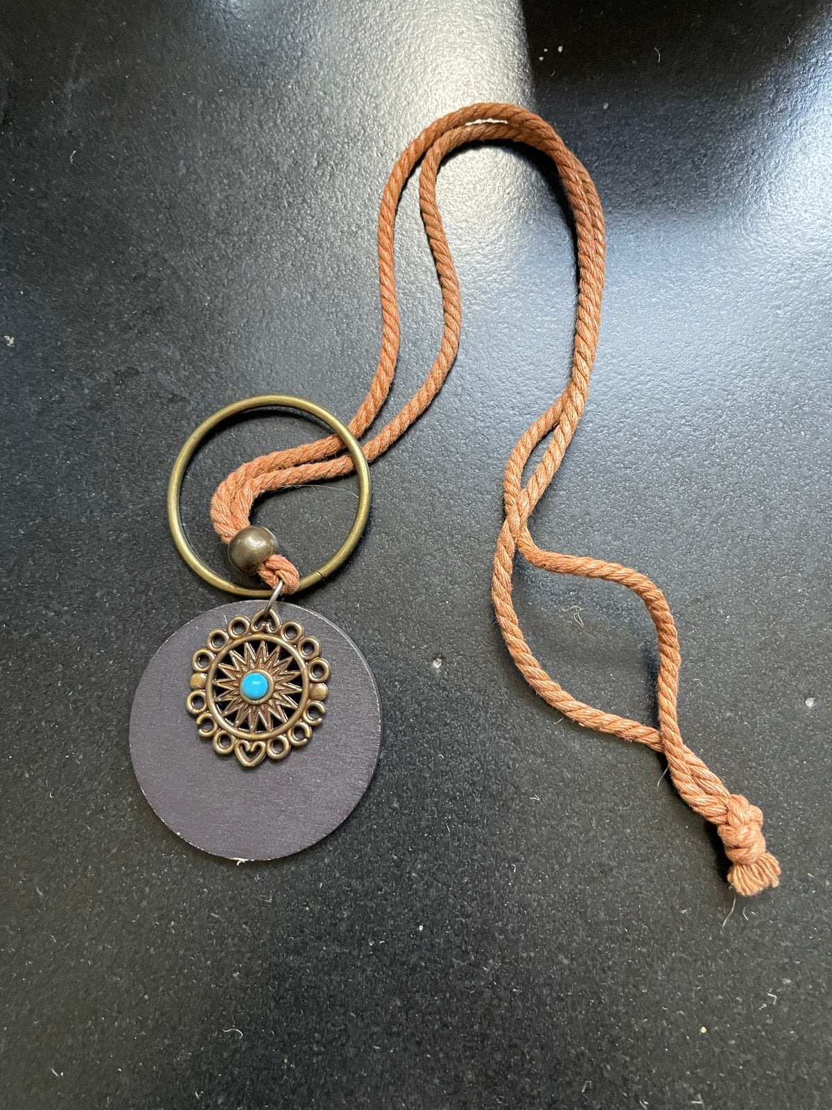 Houten ketting met bronzen hanger en turquoise steen, Overige materialen, Gebruikt, Bruin, Ophalen of Verzenden
