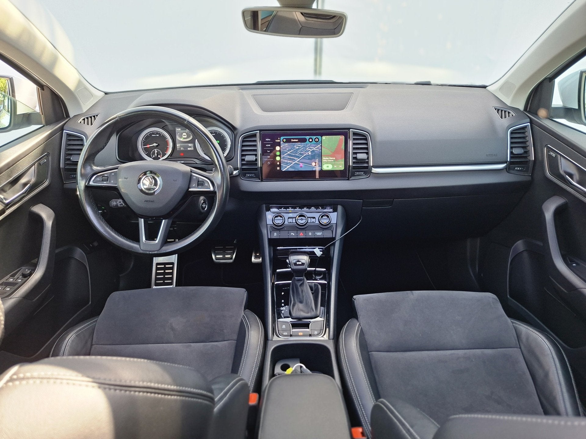 Skoda Karoq 1.5 TSI ACT Style Pano 360° Carplay Trekhaak Bu, Euro 6, 4 cilinders, 150 pk, Wit