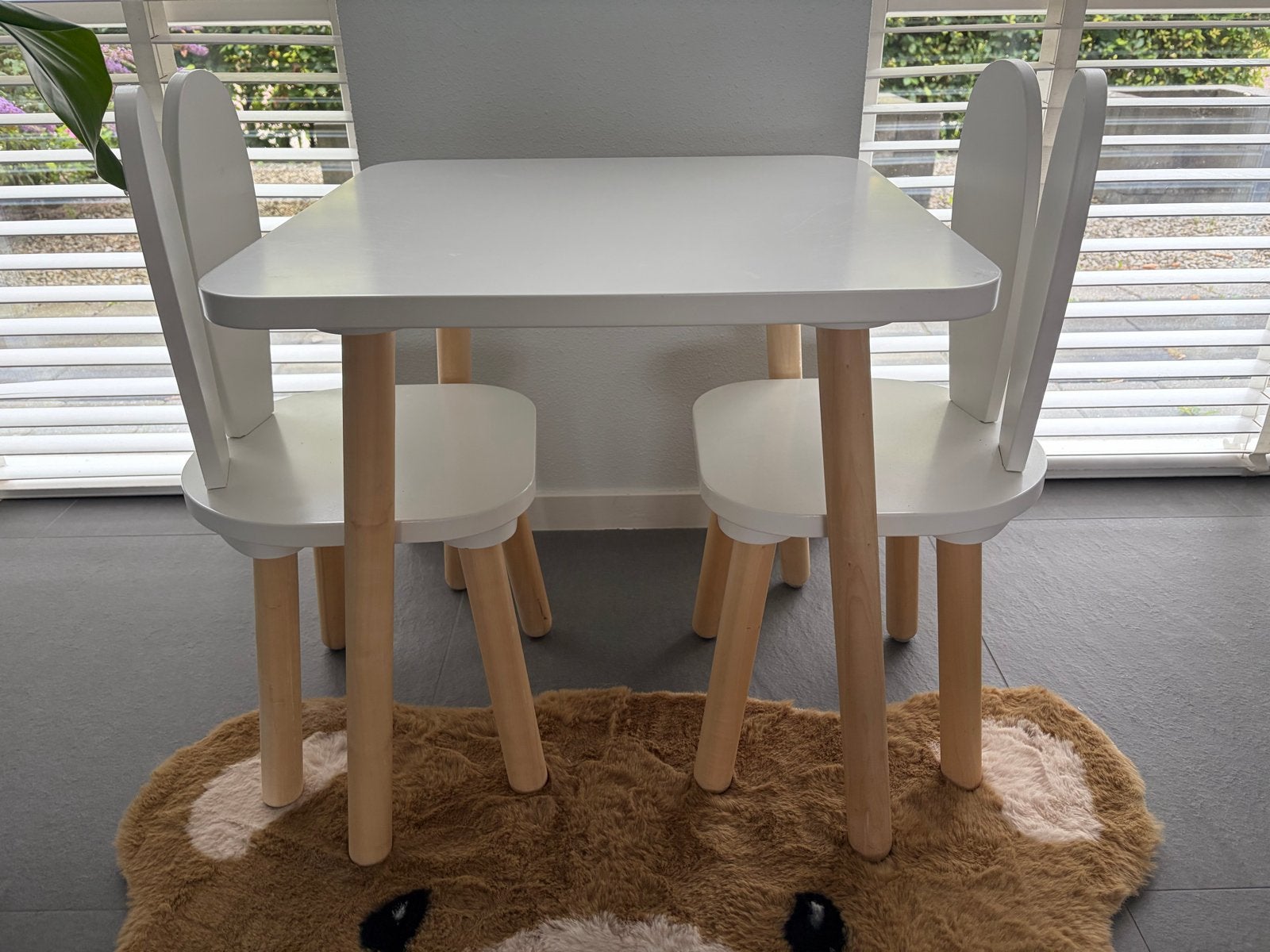 Petite Amélie stoelen en tafel set, Kinderen en Baby's, Kinderkamer | Tafels en Stoelen, Ophalen, Gebruikt, Tafel(s) en Stoel(en)