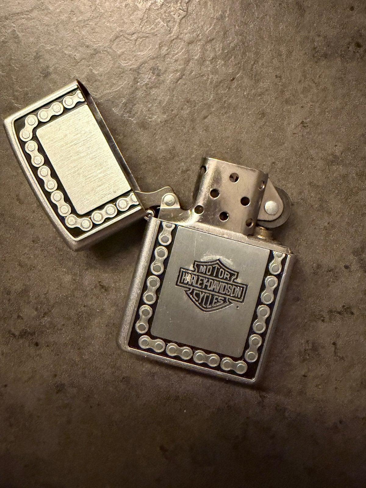 Zippo Harley-Davidson aansteker met leren etui, Verzamelen, Ophalen of Verzenden, Zo goed als nieuw, Aansteker