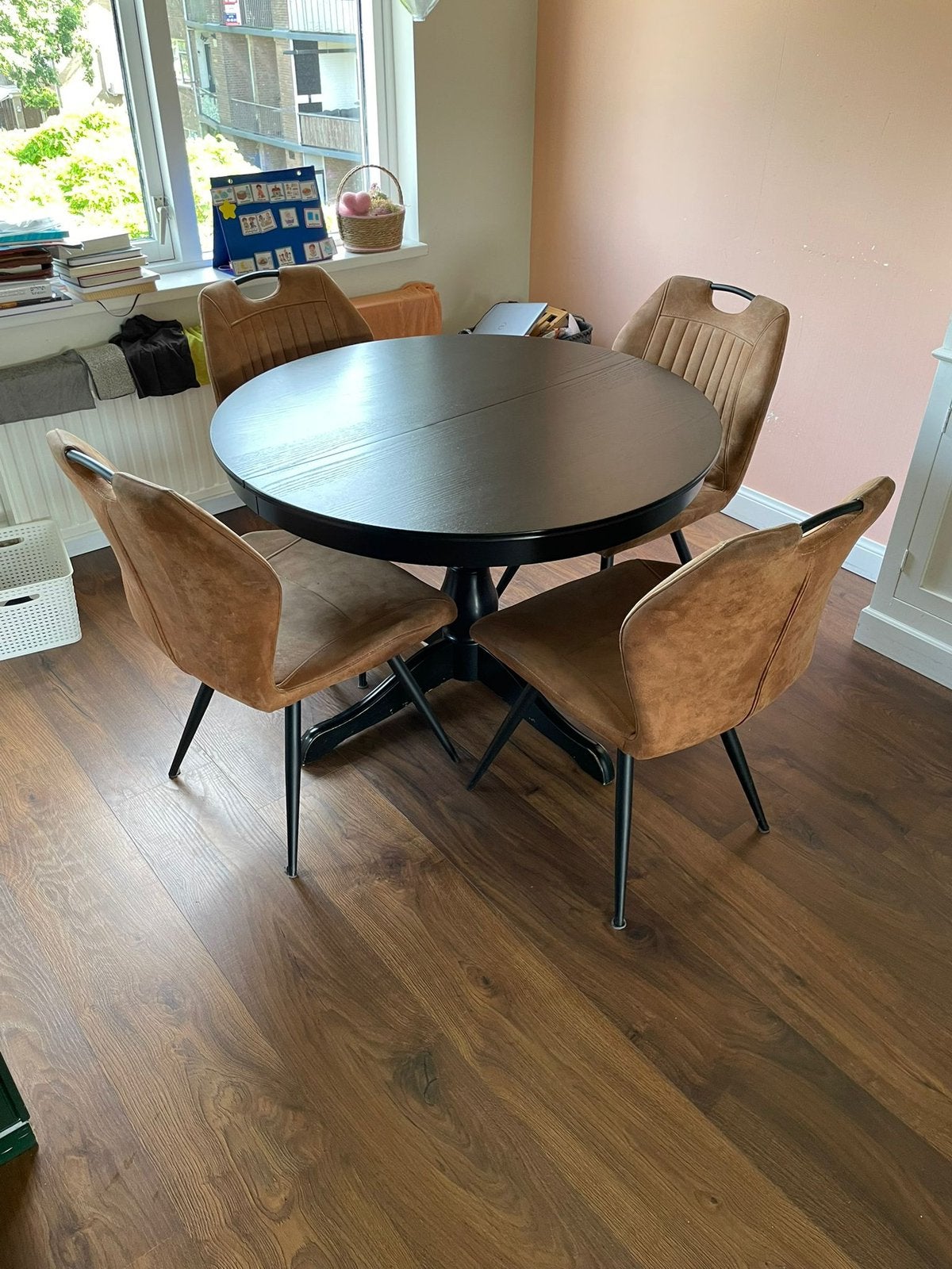 Ikea Rosentrop zwarte uitschuif tafel rond 4 cognac stoelen, Ophalen, Gebruikt, Rond, 100 tot 150 cm