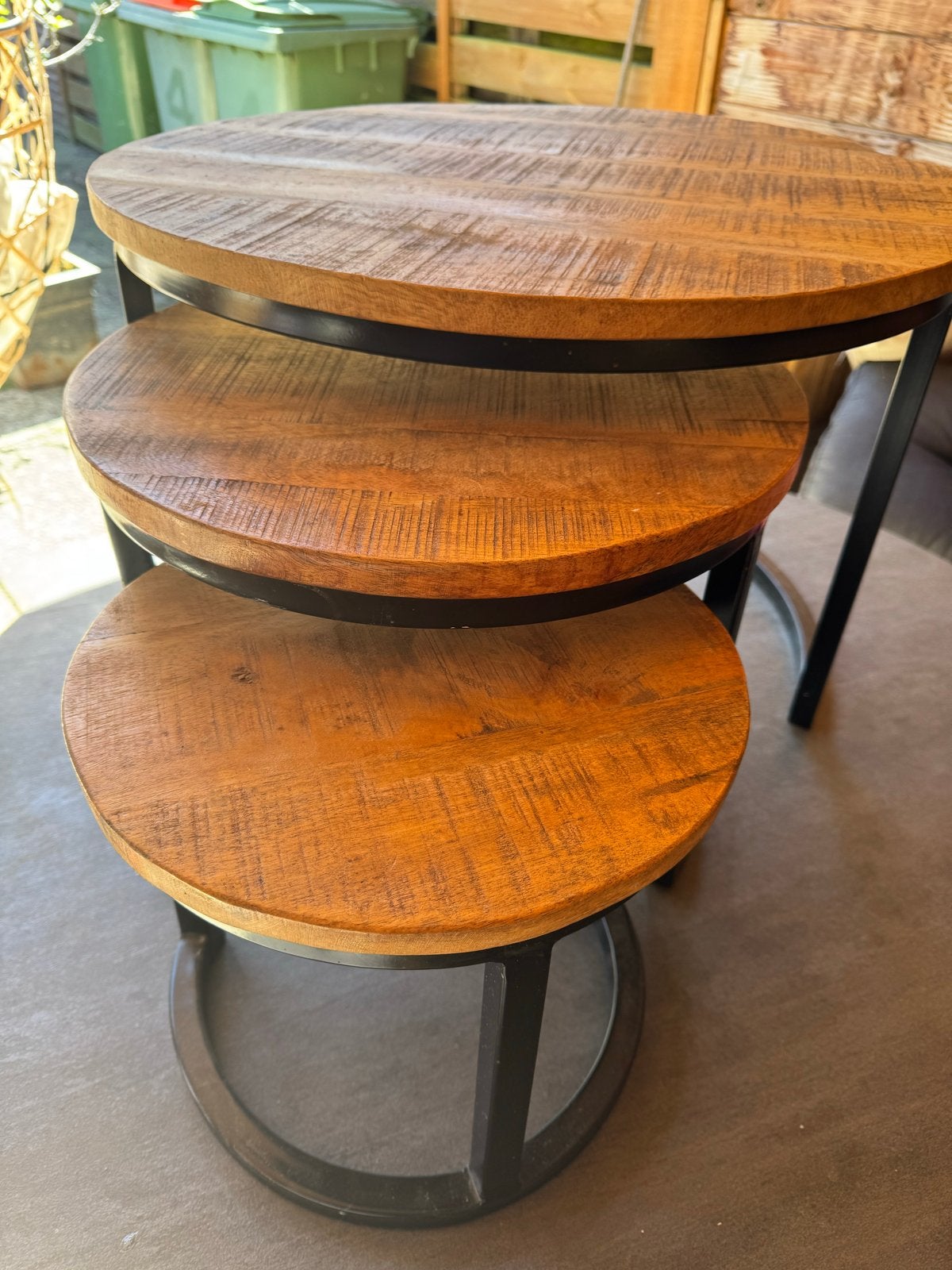 Set van 3 ronde bijzettafels - hout en metaal, Gebruikt, Rond, 55 tot 75 cm, Hout