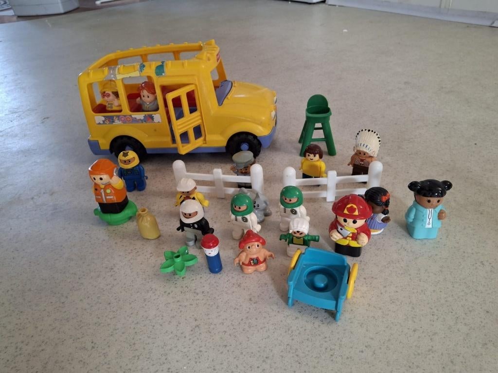 speelgoedbus met  popjes en accessoires  €20,=, Ophalen of Verzenden, Zo goed als nieuw