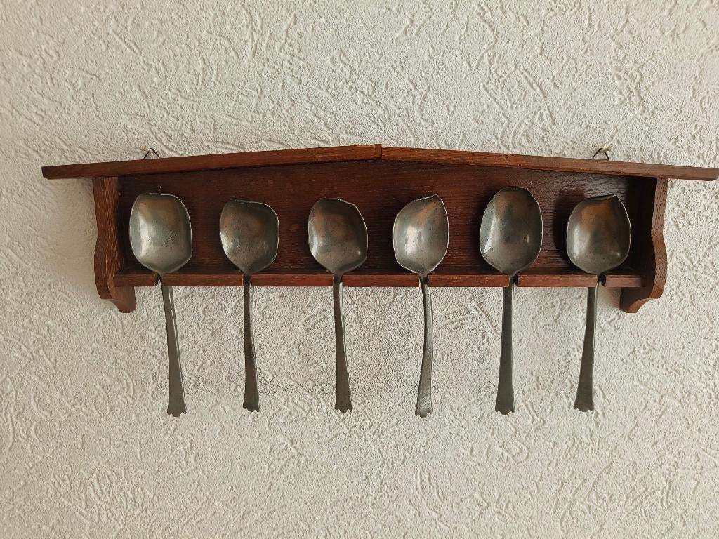 Tinnen lepelrek met lepels, Ophalen