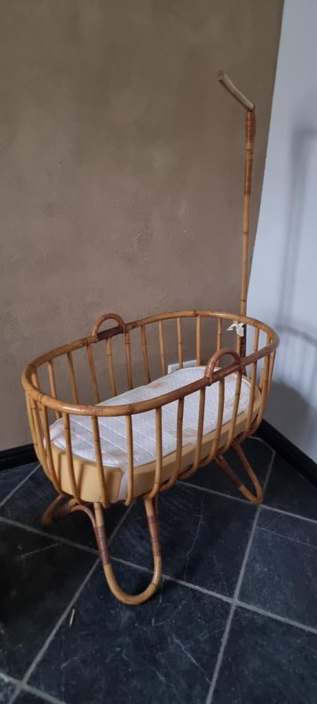 Rotan wiegje met matrasje en hemel, Kinderen en Baby's, Babywiegjes en Ledikanten, Ophalen of Verzenden, Gebruikt, Wieg