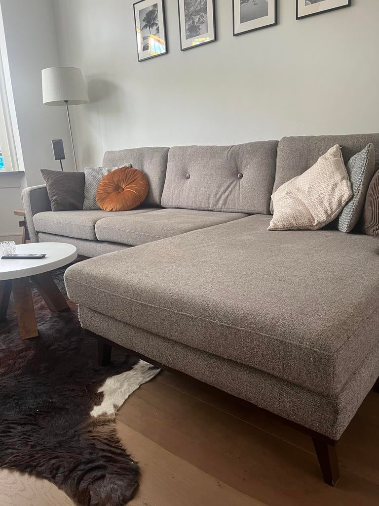 Comfortabele grijze stoffen bank met houten poten, Huis en Inrichting, Banken | Complete zithoeken, Ophalen, Gebruikt
