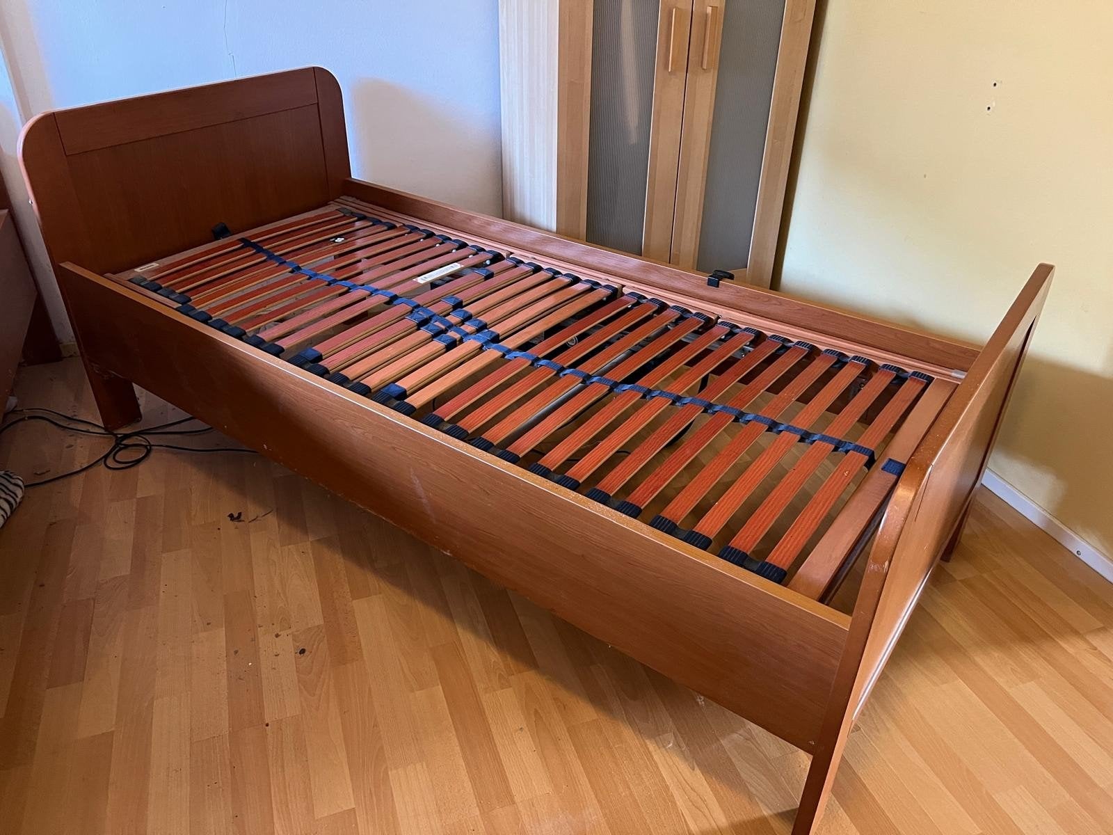 Senioren bed met electrische verstelbare bedbodem, Ophalen, Eenpersoons, Hout, 90 cm