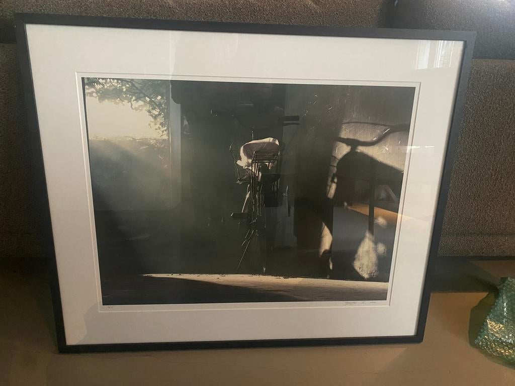 Foto Marc Verdoes “stof steeg” fiets azie 88x74 incl lijst, Antiek en Kunst, Ophalen