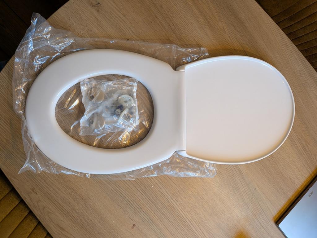 Nieuwe kunststof wc bril met bevestigingsmateriaal, Doe-het-zelf en Verbouw, Ophalen, Nieuw