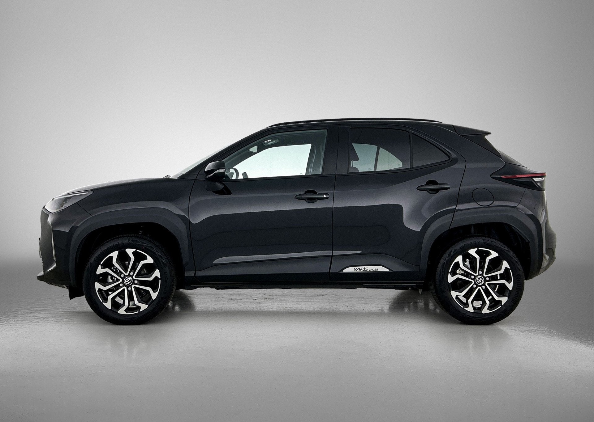 Toyota Yaris Cross 1.5 Hybrid 115 First Edition + | BTW Voer, Gebruikt, 116 pk, Zwart, 1490 cc