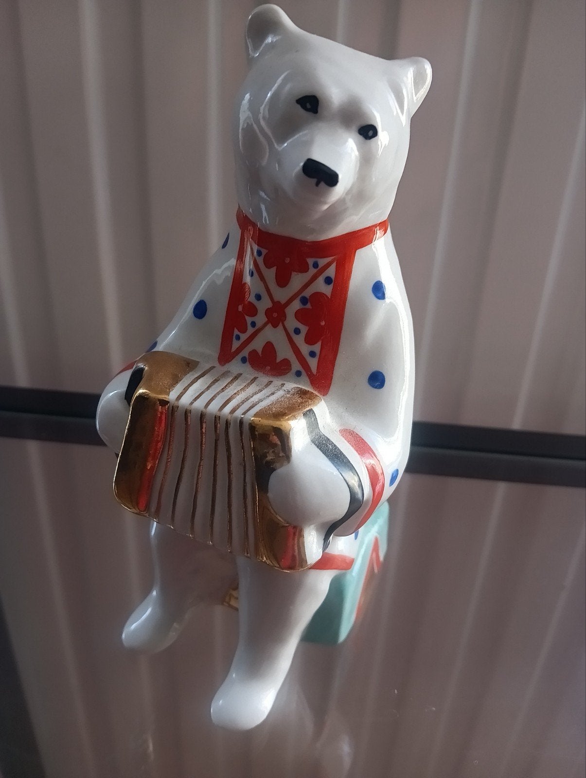 Dulevo porseleinen beer met accordeon USSR jaren 60/70, Ophalen of Verzenden, Zo goed als nieuw, Dier