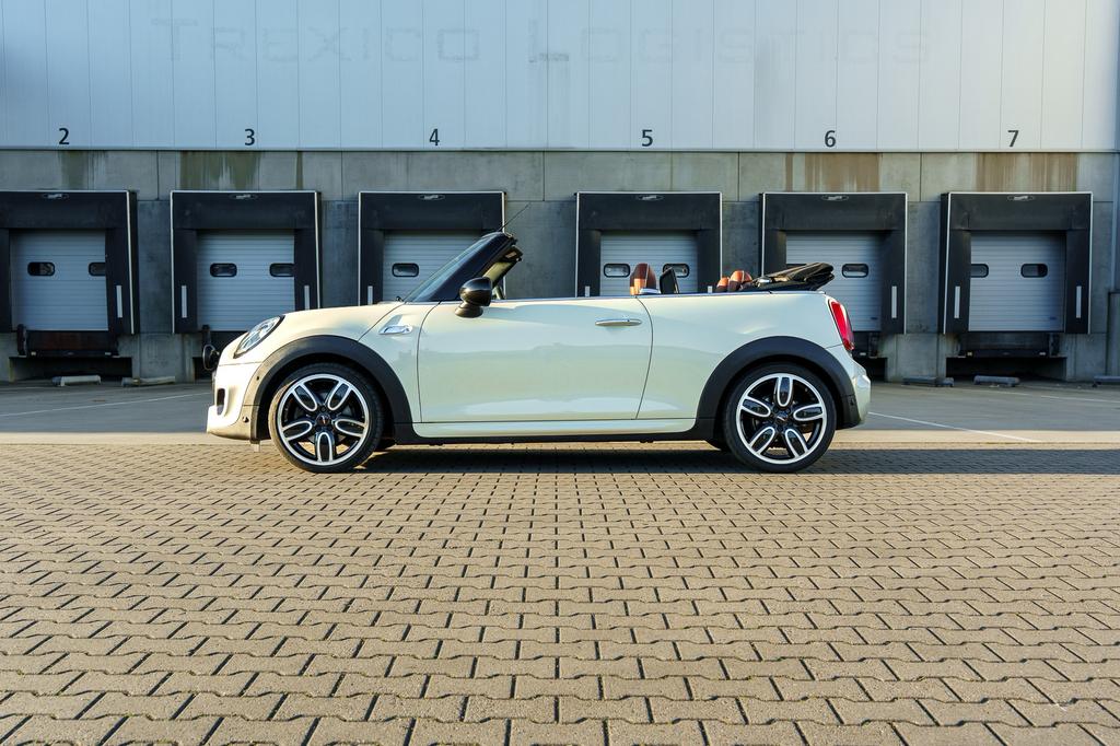 2017 Pepperwhite MINI Cooper S Cabrio JCW pack, Auto's, 1998 cc, Navigatiesysteem, Cabriolet, Wit