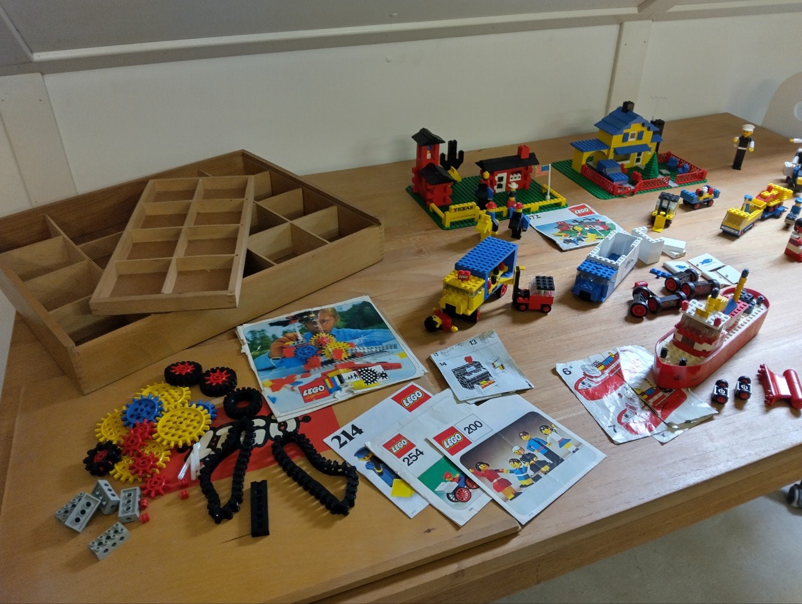 Partij oude Lego en een houten Lego kist en boekjes, Gebruikt, Lego, Ophalen of Verzenden, Meerdere sets