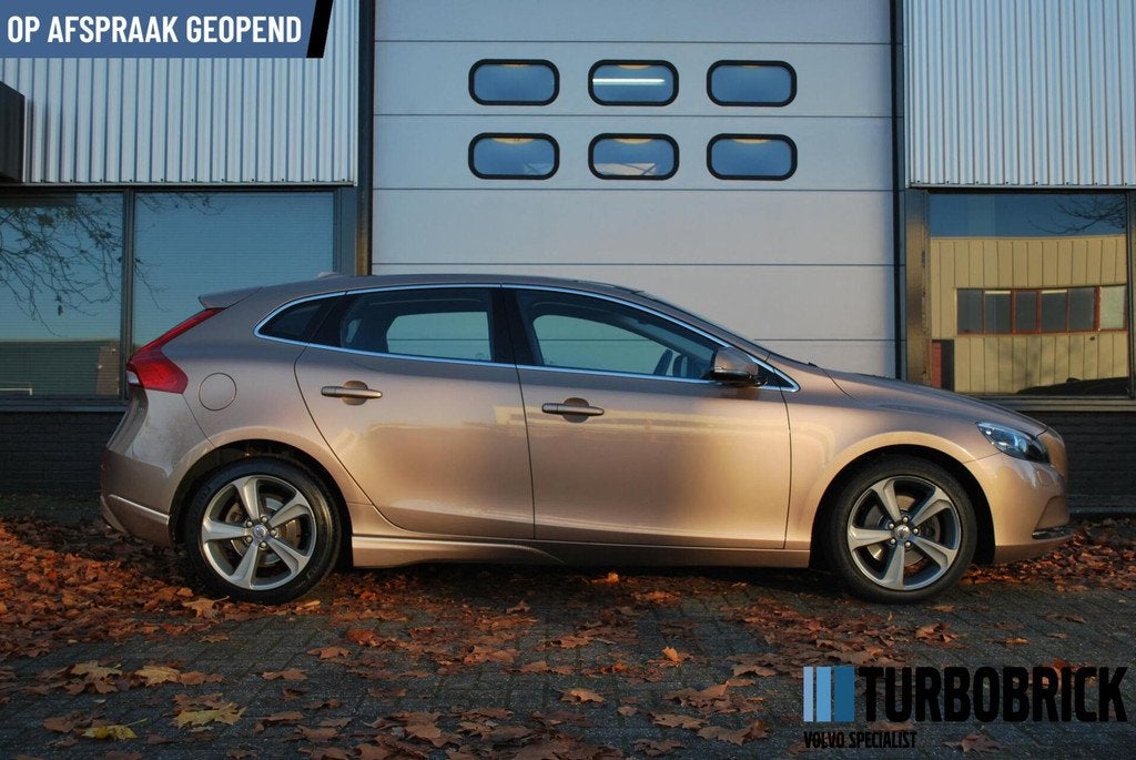 Volvo V40 1.6 T2 Momentum |Pano|Trekhaak|Clima|Cruise|Standk, Voorwielaandrijving, Stof, Gebruikt, Zwart