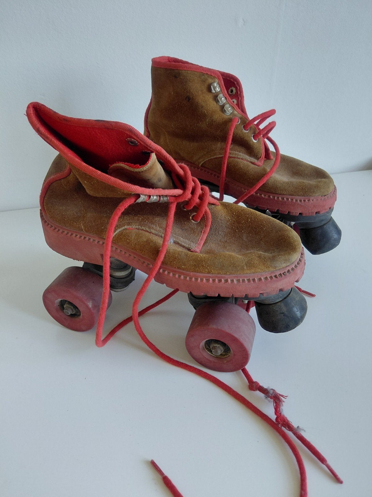 Vintage rolschaatsen - bruin suède met rode accenten, Kinderen en Baby's, Speelgoed | Buiten | Rolschaatsen, Ophalen of Verzenden