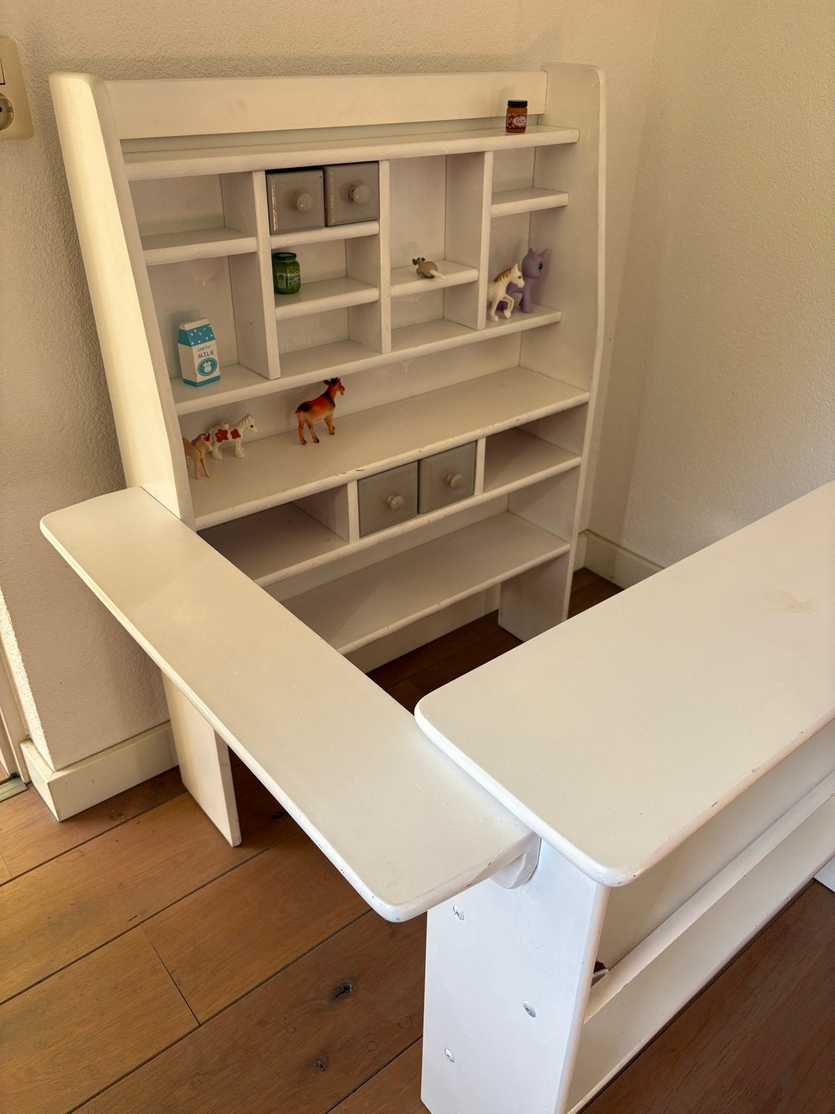 Witte houten speelgoedwinkel/poppenhuis met toonbank, Ophalen of Verzenden, Gebruikt, Overige typen
