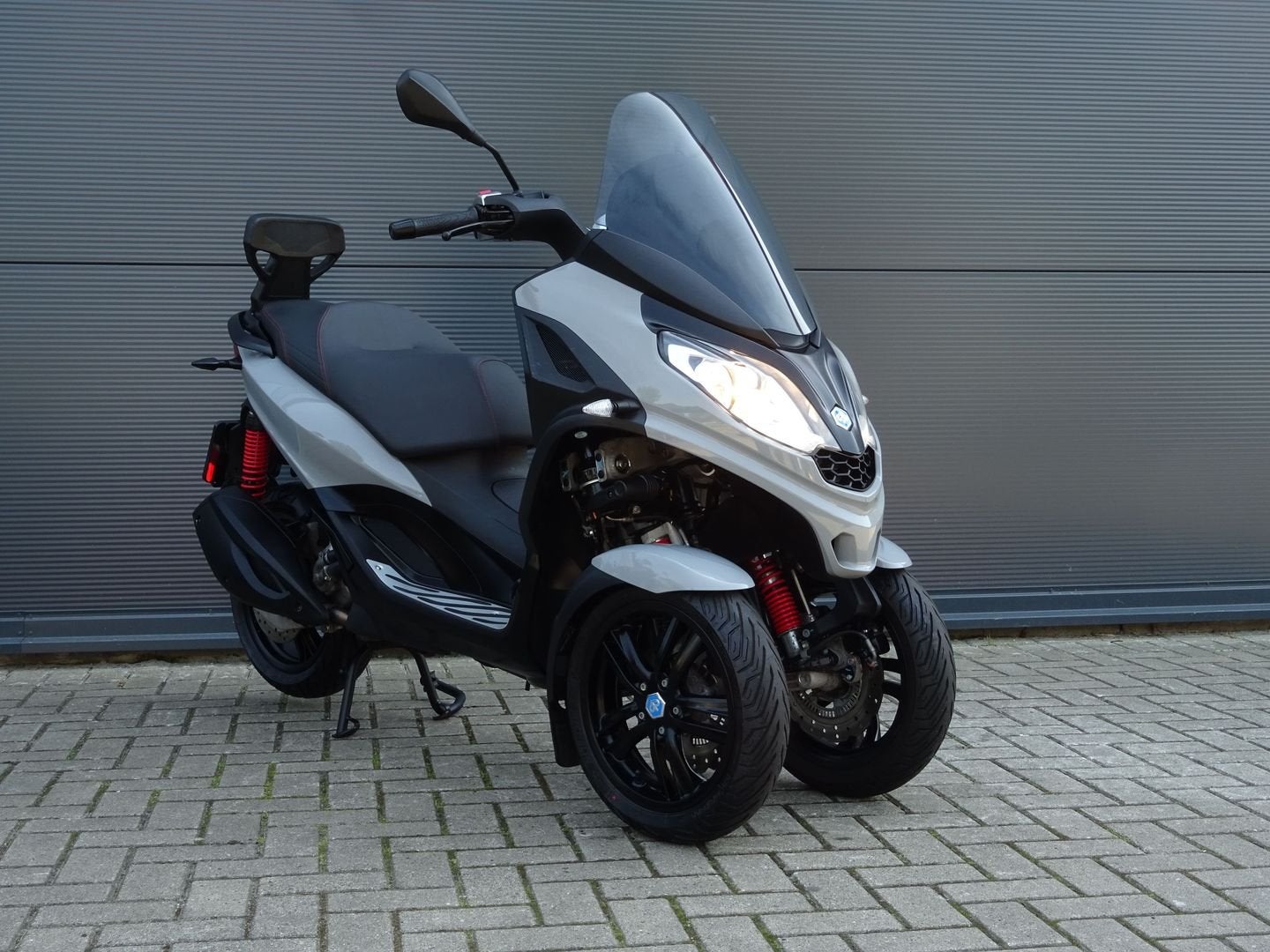 PIAGGIO MP3 300 HPE Sport 2021 orig NL ABS ASR Weinig KM, Motoren, Motoren | Piaggio, Scooter, Onbekend, Onbekend, Minimaal motorrijbewijs A2