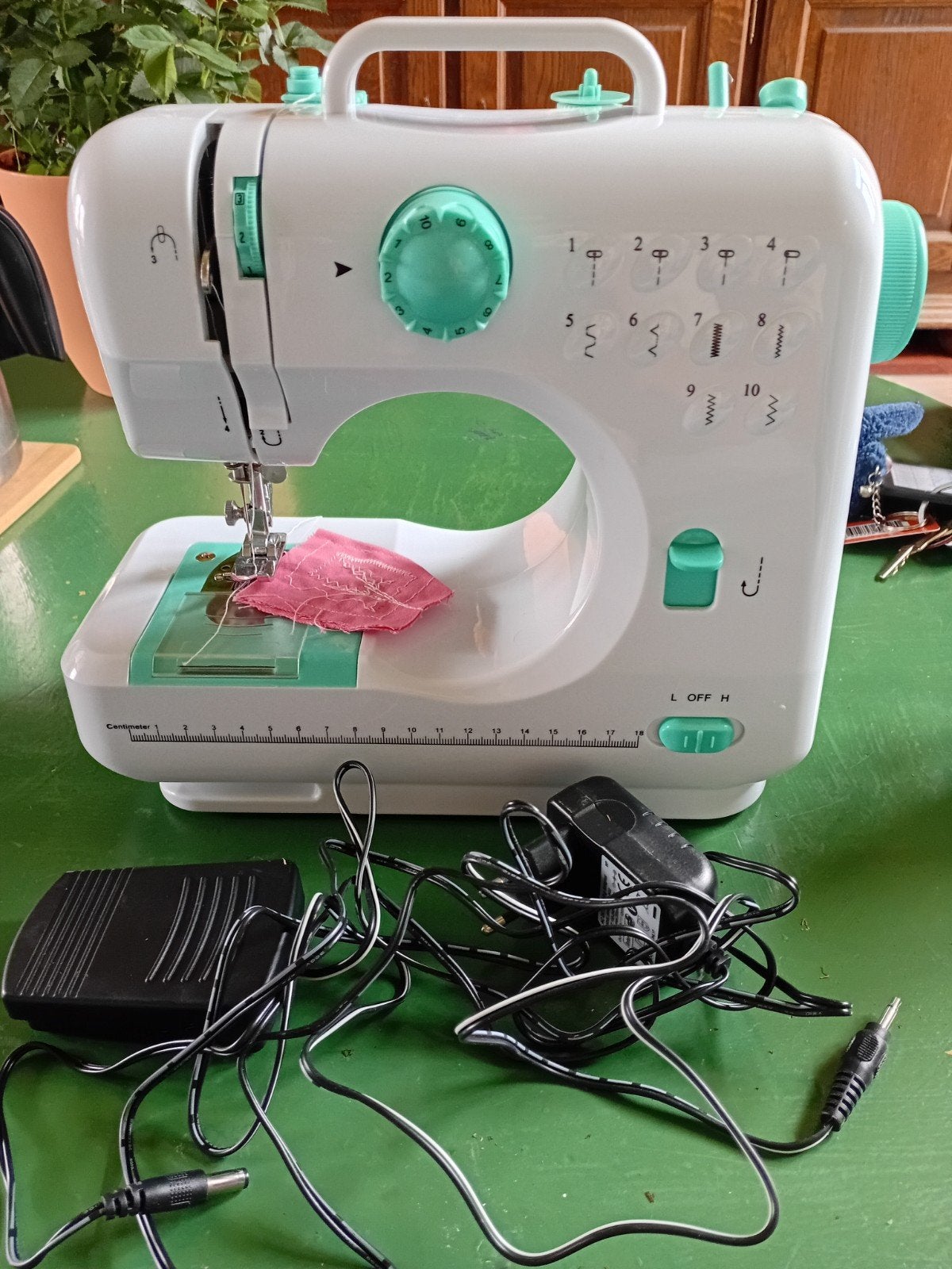 Universele naaimachine met fel fuchsia hoes, Ophalen of Verzenden