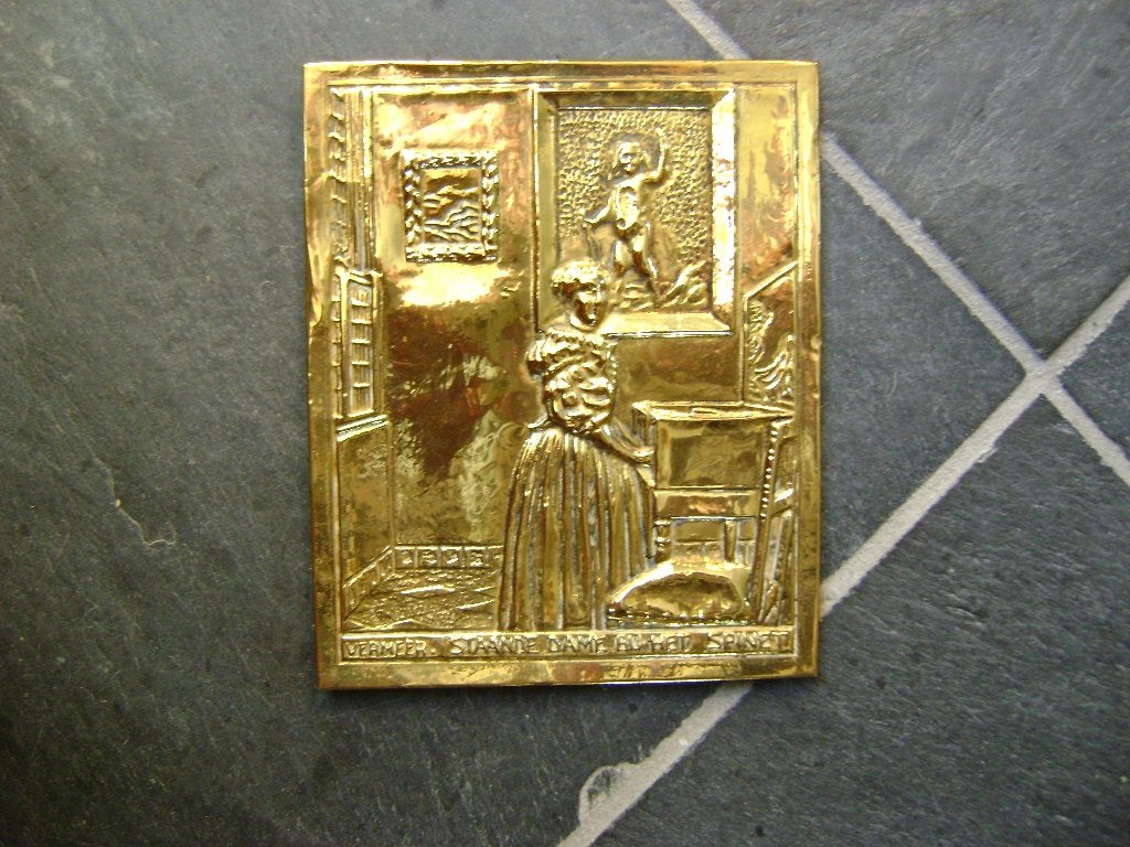 wanddecoratie koper - Staande dame bij het spinet, Antiek en Kunst, Antiek | Koper en Brons, Ophalen of Verzenden, Koper