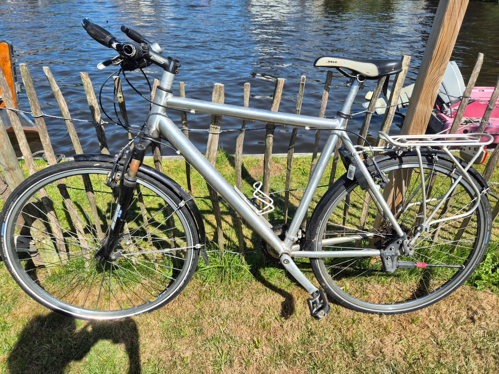 Zilverkleurige fiets met bagagedrager en versnellingen, Gebruikt, Velgrem, Versnellingen, 53 tot 57 cm