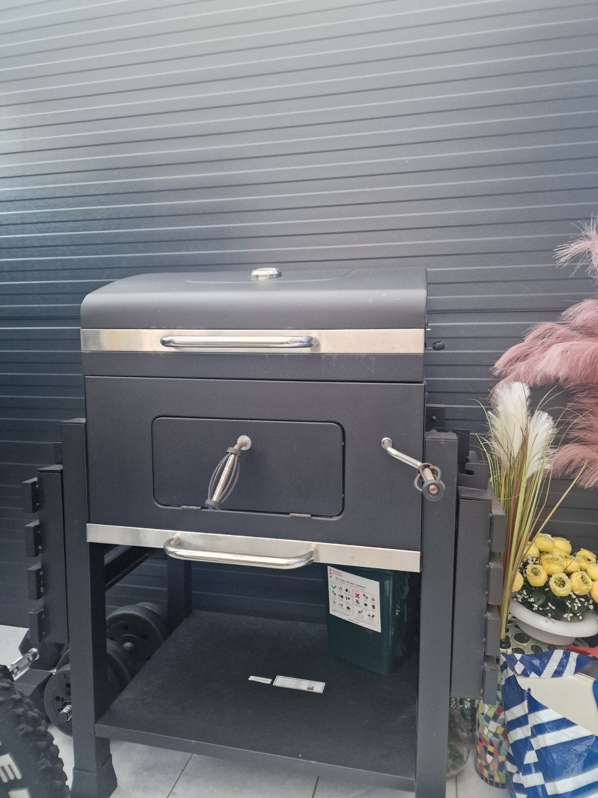 Zwarte BBQ met thermometer en wielen, Ophalen of Verzenden, Gebruikt, Onbekend