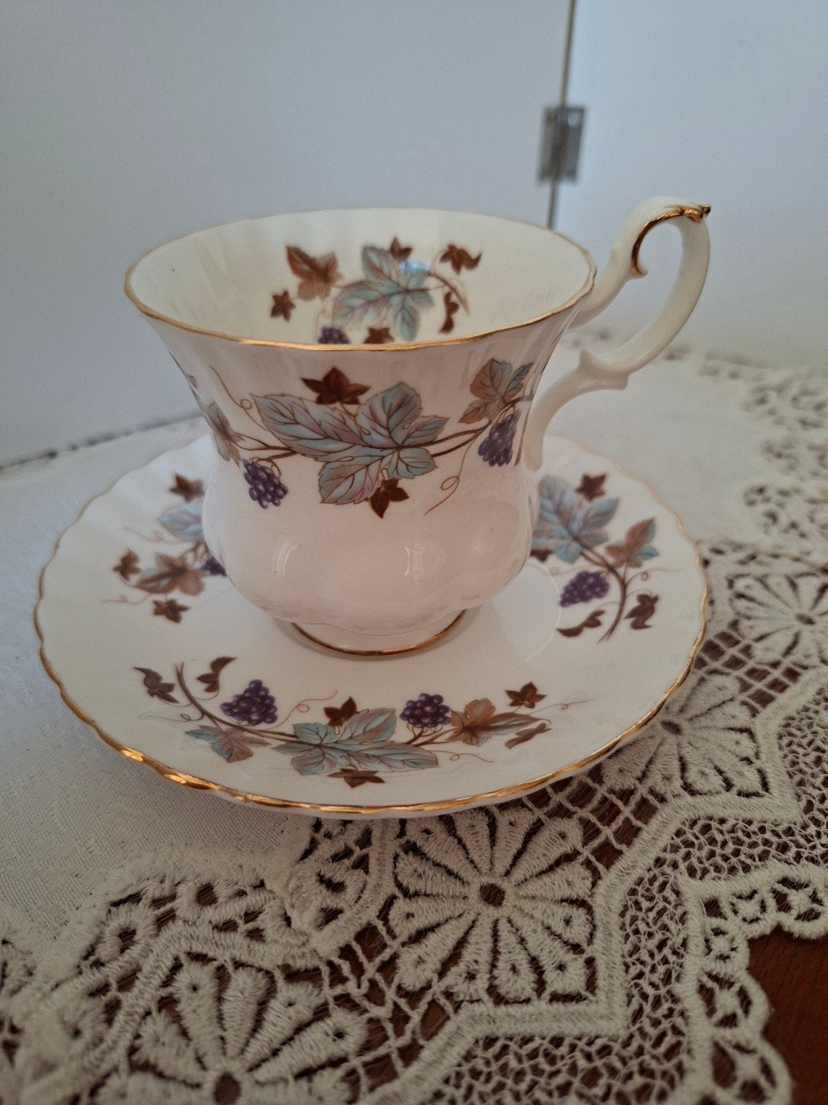 Royal Albert Lorraine damesmodel, Ophalen of Verzenden, Zo goed als nieuw, Porselein, Kop en/of schotel