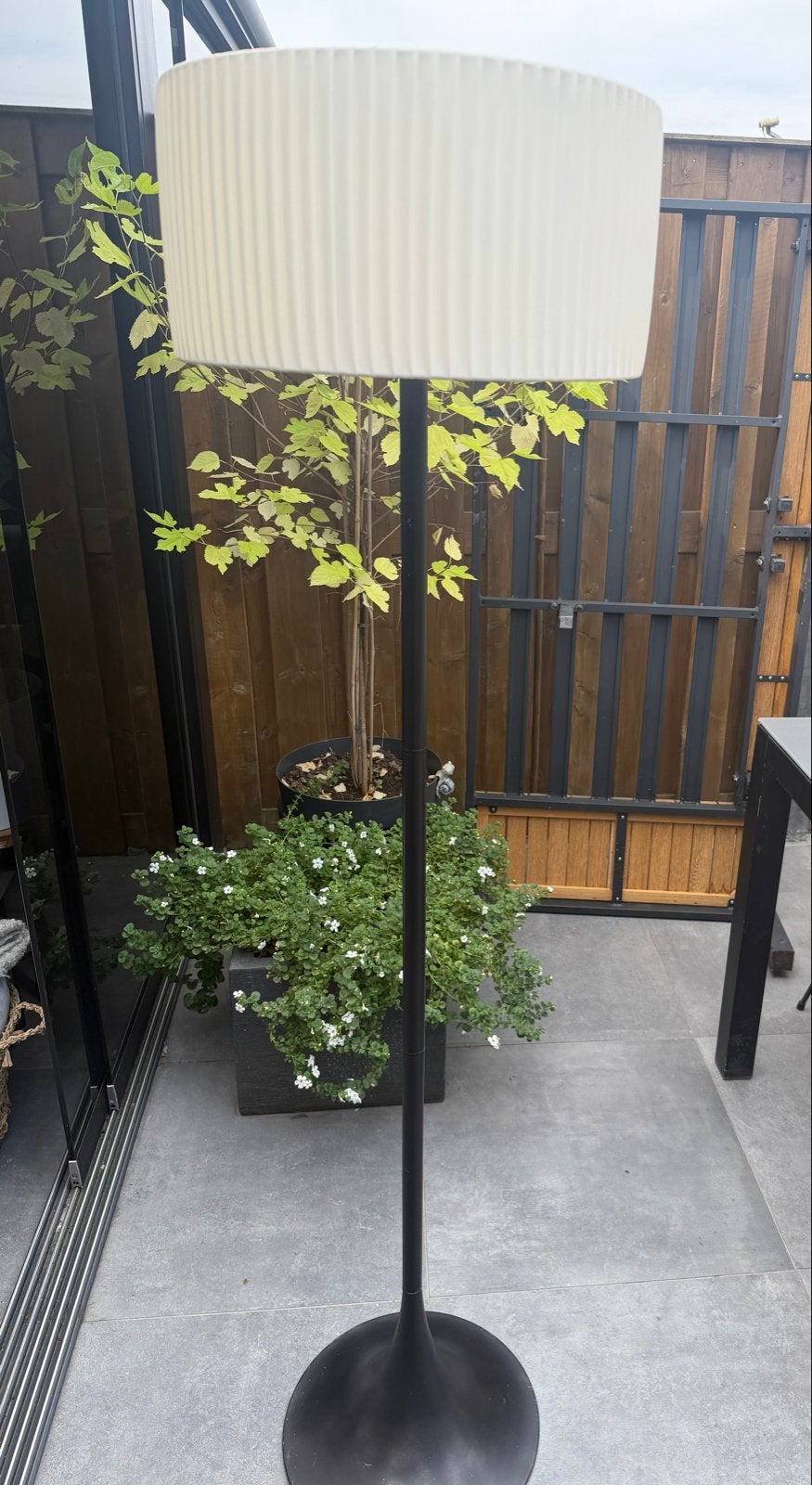 Moderne staande lamp met plissé kap, Ophalen, Gebruikt, E27 (groot), Metaal