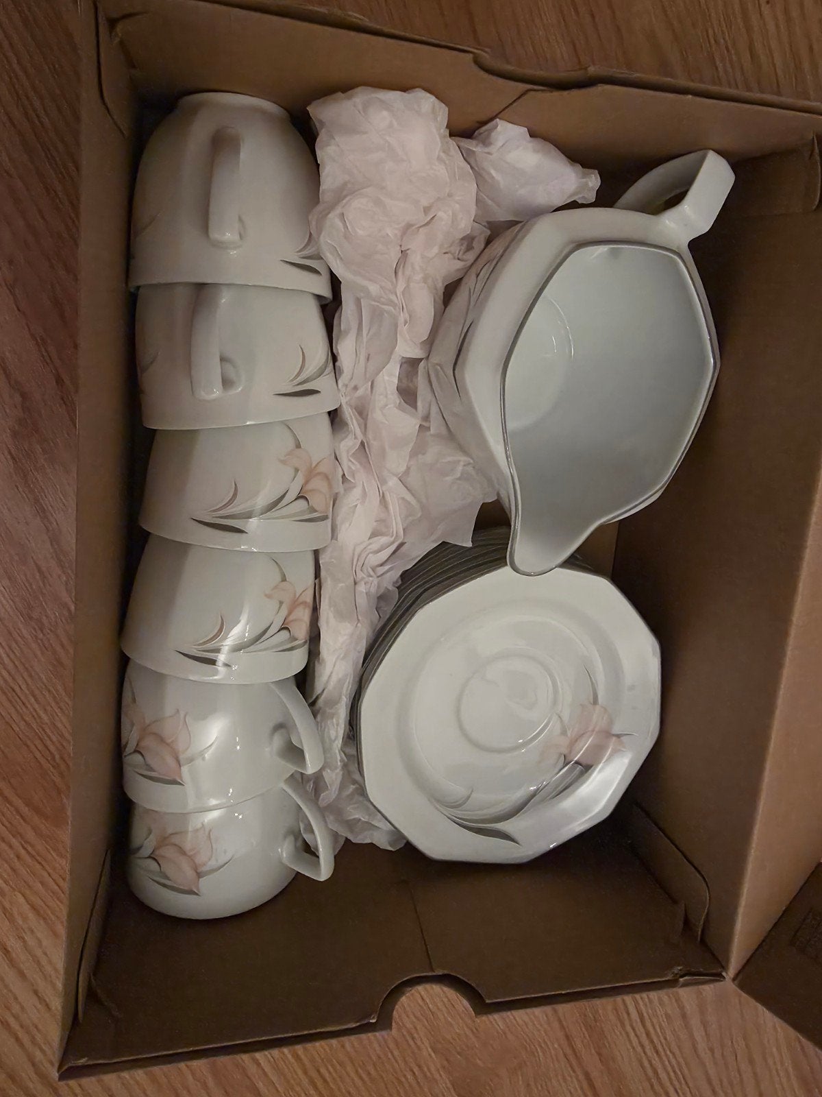 Kop en schotels plus een roomkan en melk en suikerpot, Ophalen