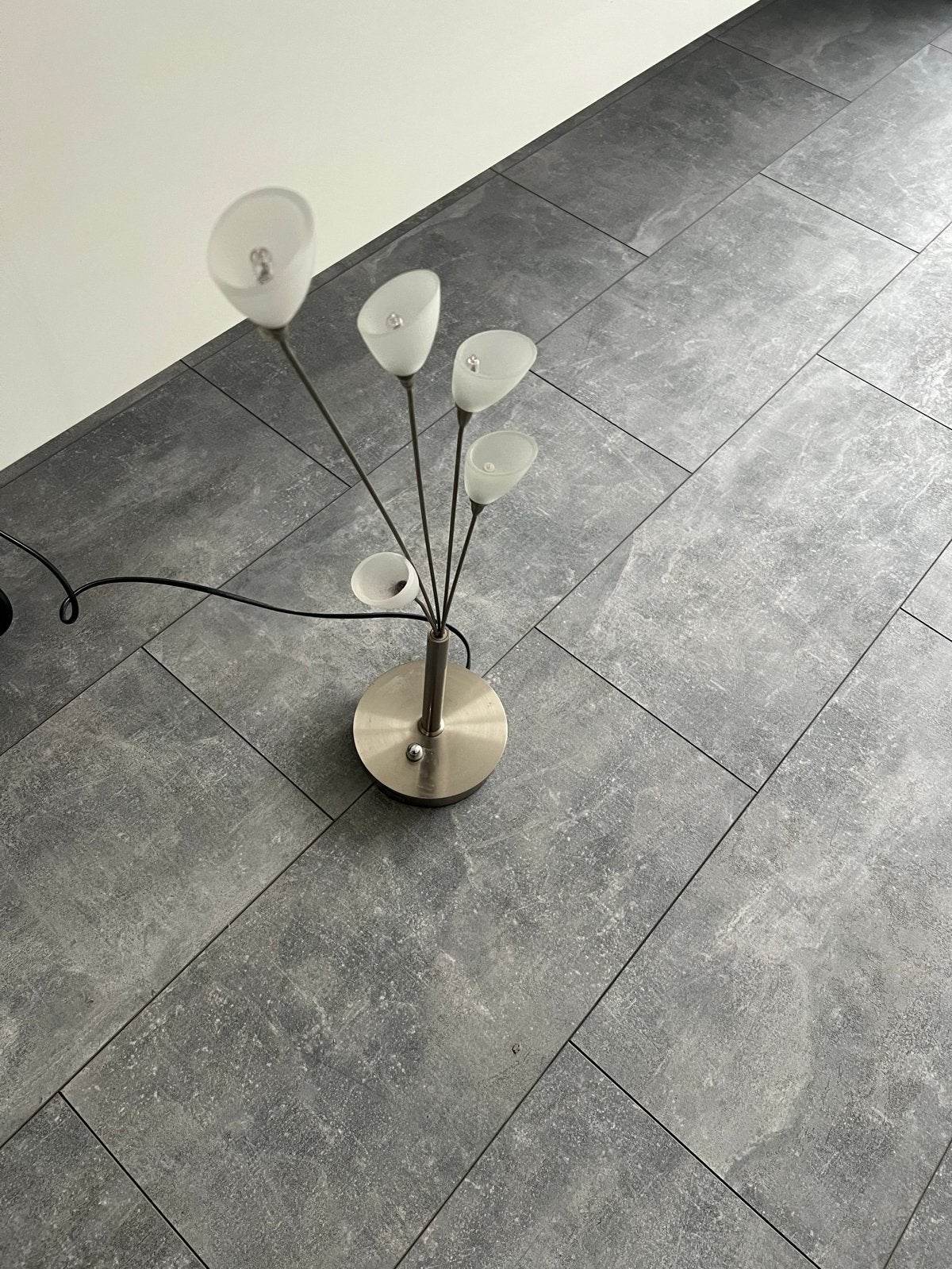 Moderne vloerlamp met 5 kelkjes - Gebruikt, Ophalen of Verzenden, Gebruikt, Metaal, 100 tot 150 cm