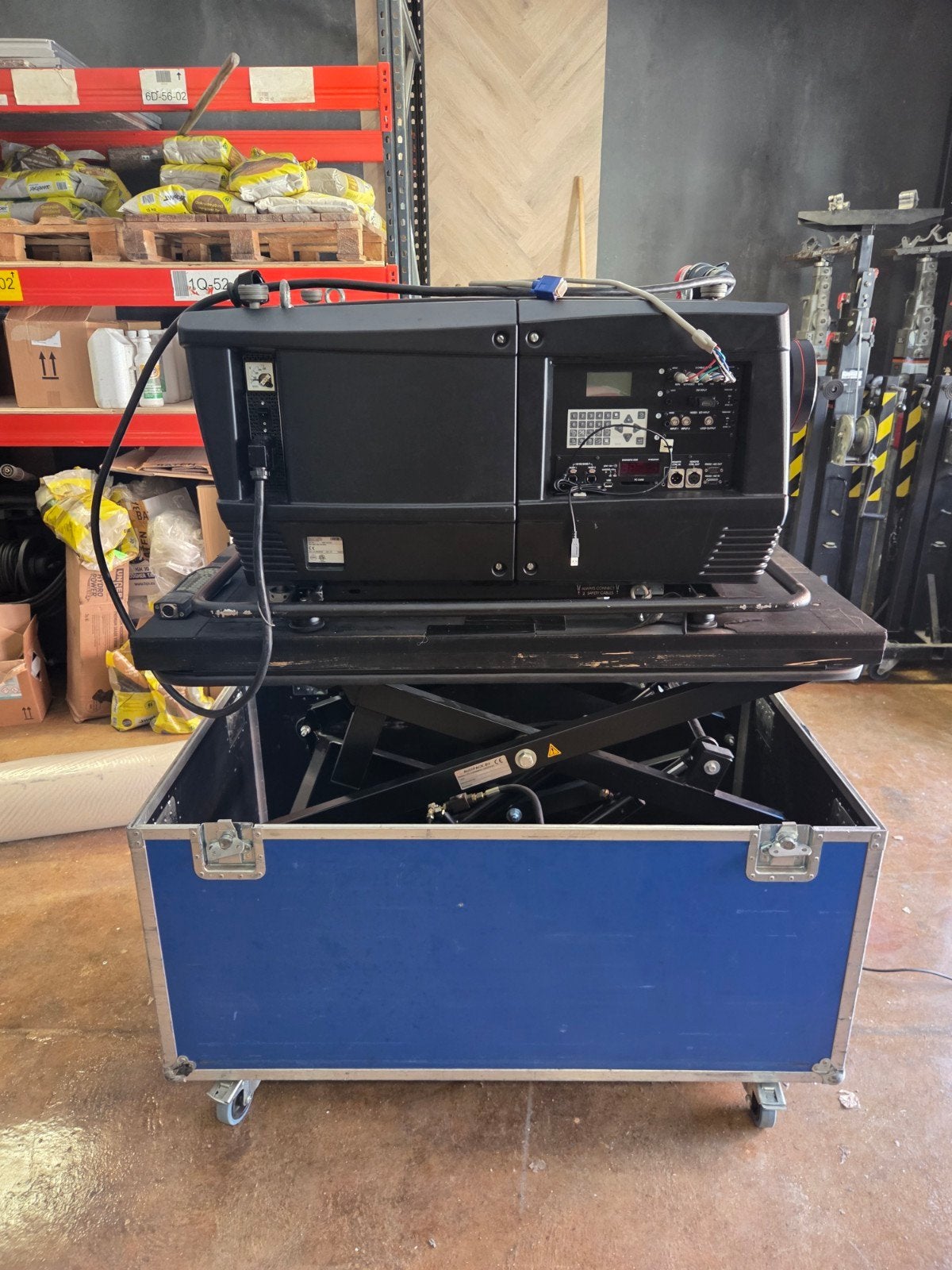 Barco FLM R20+ Projector met Flightcase, Ophalen, Gebruikt, Barco, DLP