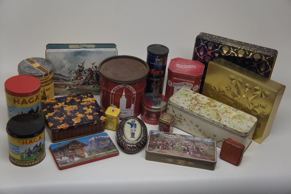 Collectie 18 vintage blikjes Kwatta, Caran d'Ache Dunlop e.a, Antiek en Kunst, Curiosa en Brocante, Ophalen of Verzenden