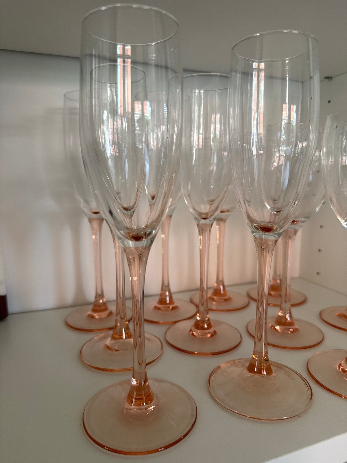 Elegante champagne- en wijnglazen met roze voet, Antiek en Kunst, Ophalen of Verzenden