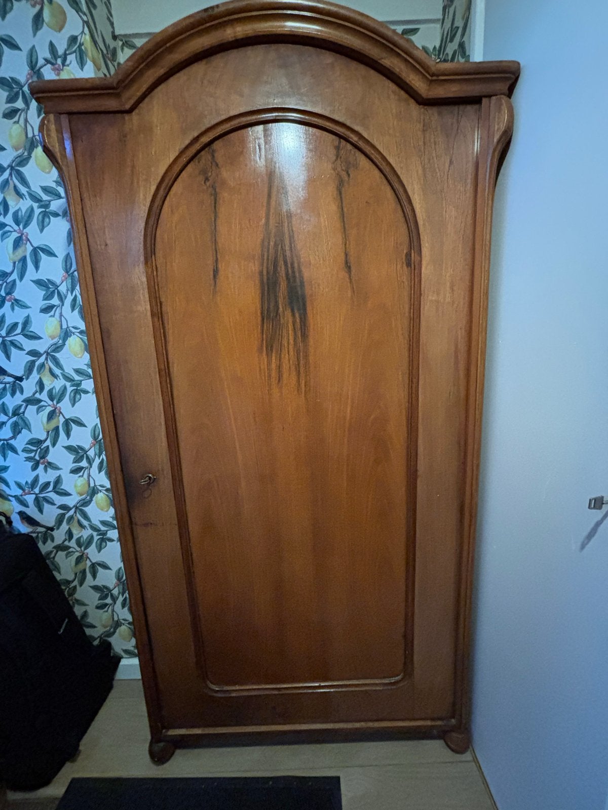 Antieke houten kast met sierlijke details, Ophalen of Verzenden