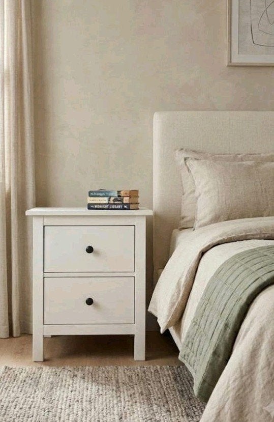 Hemnes nachtkastje met 2 lades - wit, Ophalen, Gebruikt, 55 tot 70 cm, 45 tot 65 cm