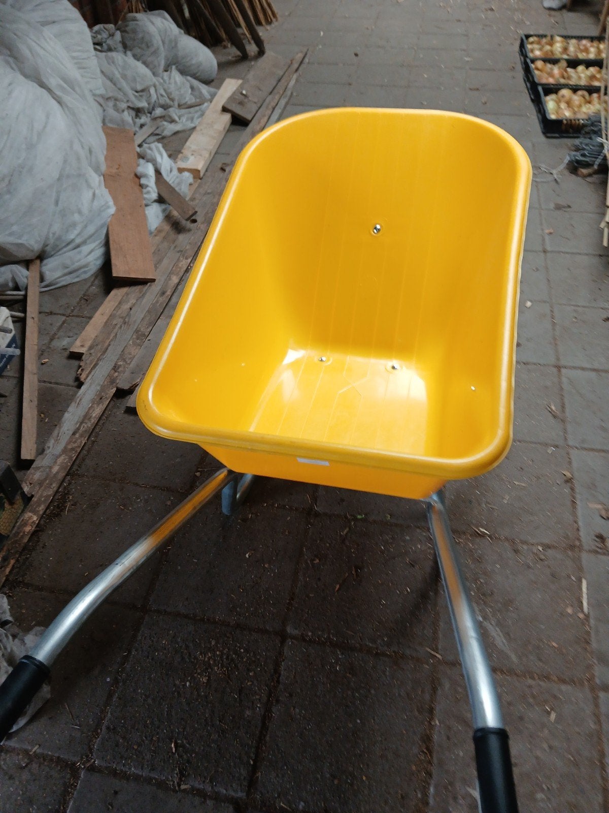 Gele kruiwagen met één wiel, Ophalen of Verzenden