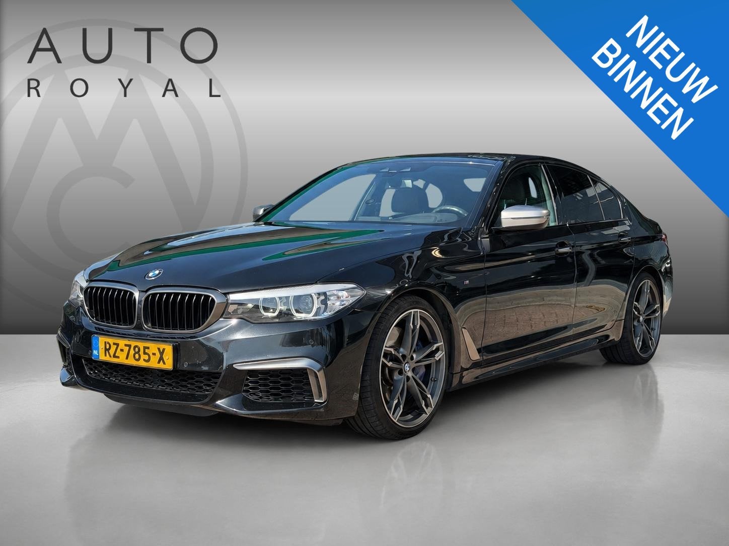 BMW 5-serie M550i xDrive High Executive HEAD-UP DISPLAY | NI, Automaat, Gebruikt, 4395 cc, Zwart