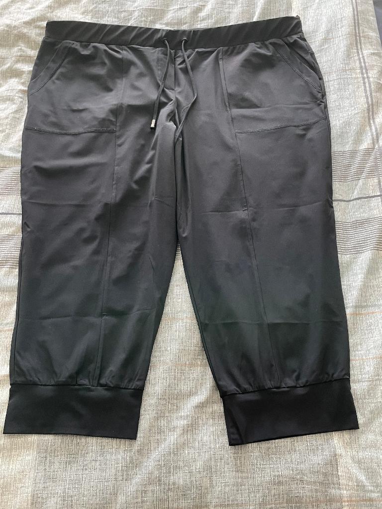 Dames broek 3/4 zwart travelstof maat 52 Only M, Kleding | Dames, Grote Maten, Only.M., Zwart, Ophalen of Verzenden, Gedragen