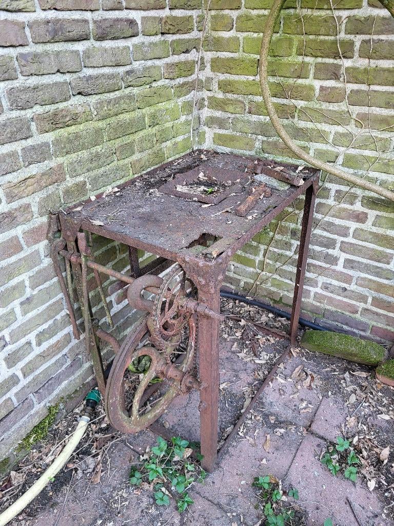 oud gereedschap OUD SMIDSVUUR met voetbediening, Ophalen