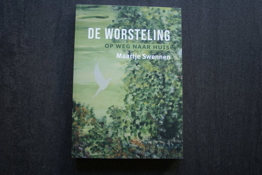 DE WORSTELING: Op weg naar huis... Maartje Swennen.. (2022), Achtergrond en Informatie, Ophalen of Verzenden, Zo goed als nieuw