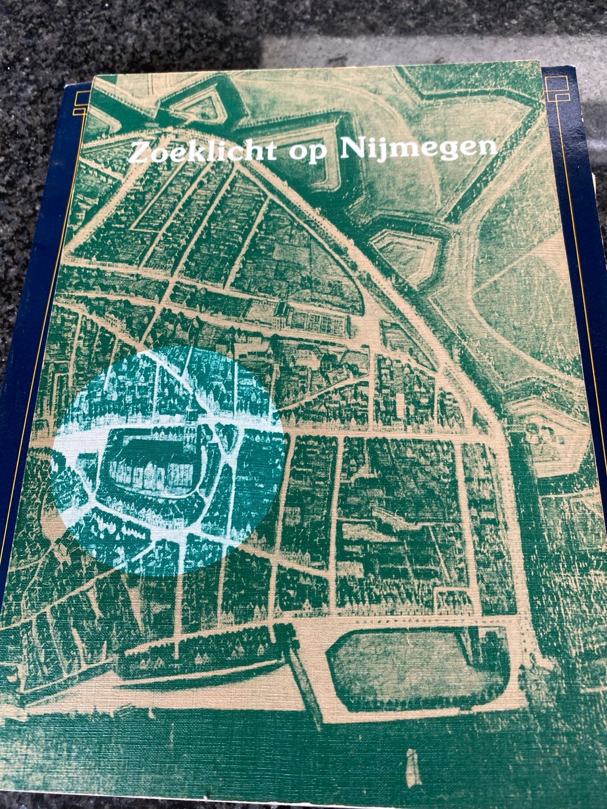 Zoeklicht op Nijmegen - Genealogische Heraldische Bundel, Ophalen, 20e eeuw of later, Zo goed als nieuw