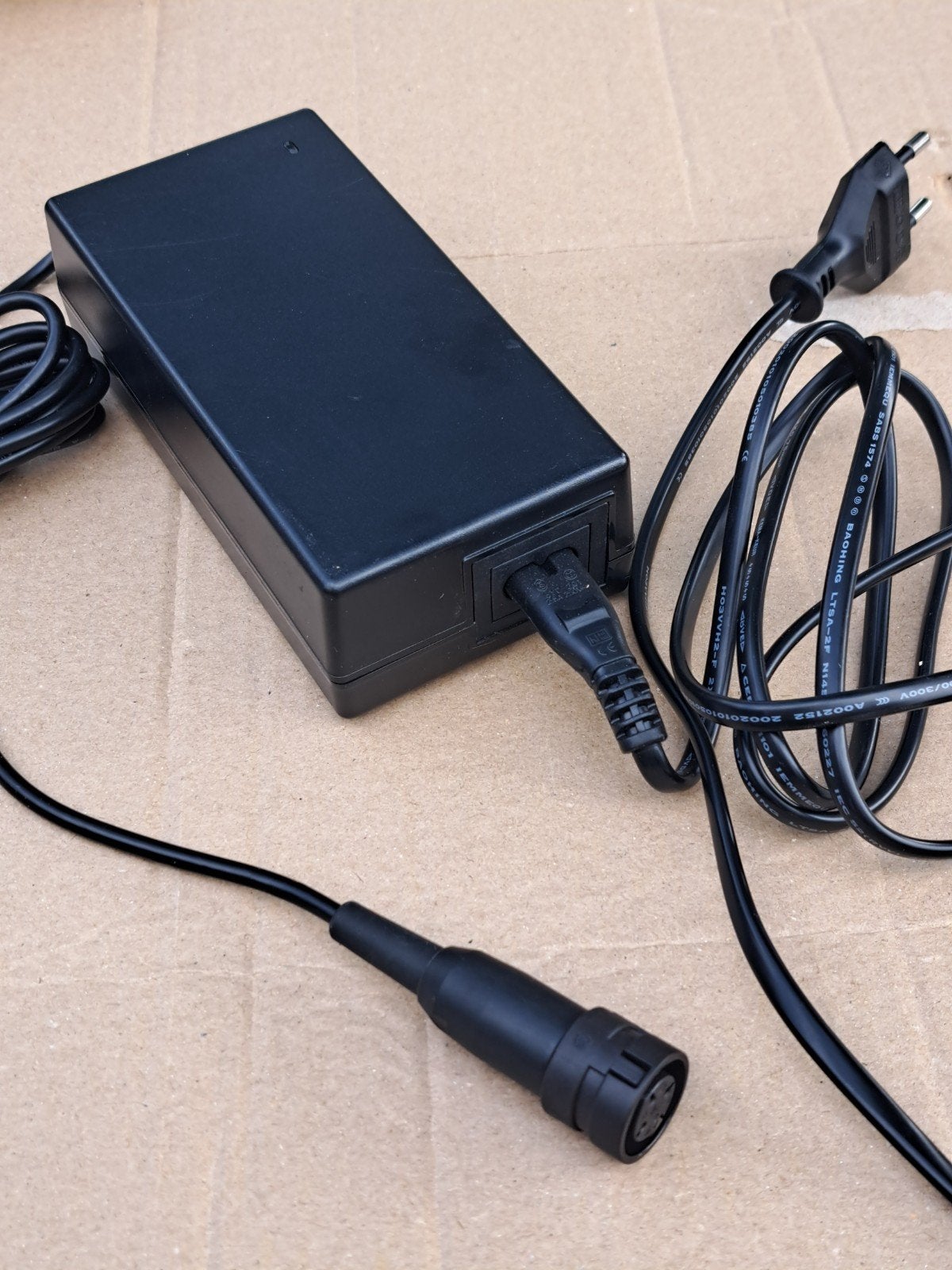 BMZ Acculader 48V 2.0A voor 36V Innergy batterijen, Ophalen of Verzenden, Gebruikt